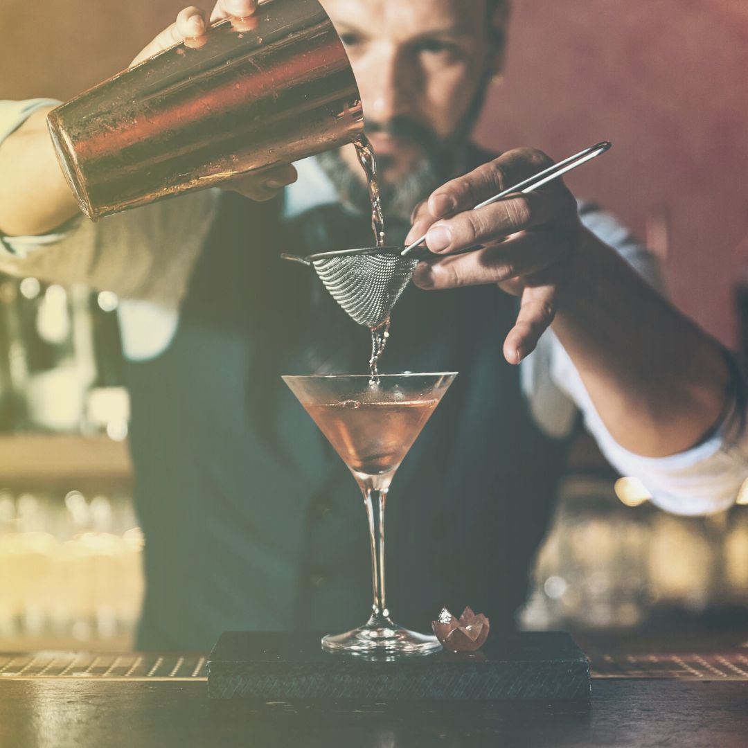 Photo d'un Barman préparant un cocktail.